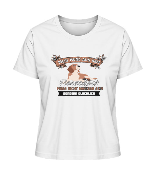 Tierschutz und Stolz – Dieses weiße Damen T-Shirt aus Bio-Baumwolle trägt die klare Botschaft - Mein Hund aus dem Tierschutz muss nicht dankbar, sondern glücklich sein. Für alle, die Tieren ein neues Leben geben