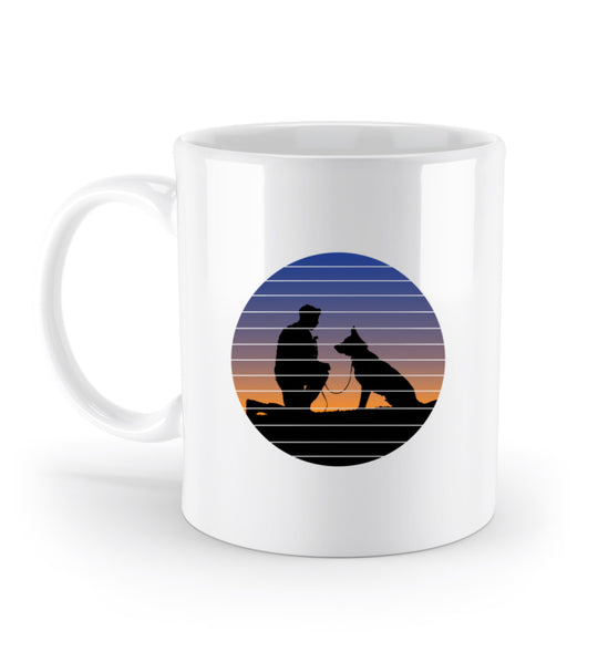 Weiße Keramik-Tasse (330 ml) mit dem Motiv eines Schäferhunds und eines Mannes, das die tiefe Bindung zwischen Mensch und Hund zeigt. Henkel links.